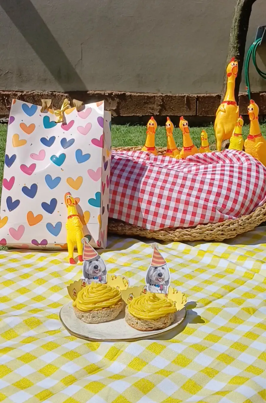 Cupcakes para cães com topper personalizado, na toalha xadrez